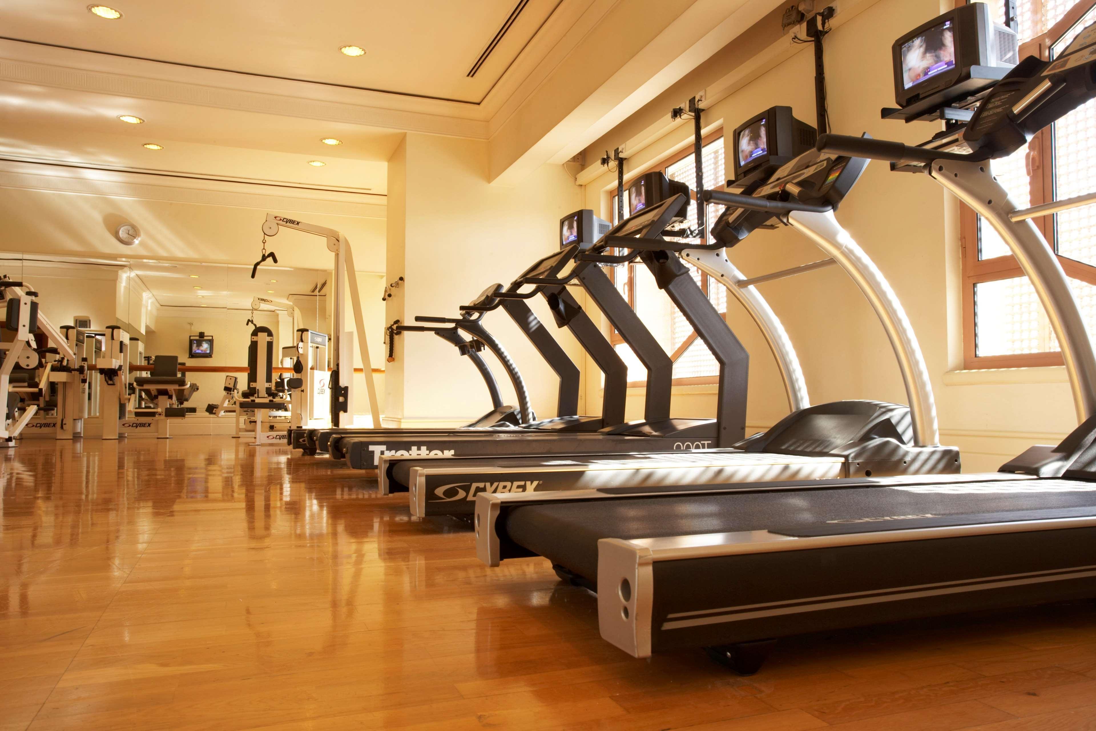 جراند حياة عمان المظهر الخارجي الصورة A row of treadmills