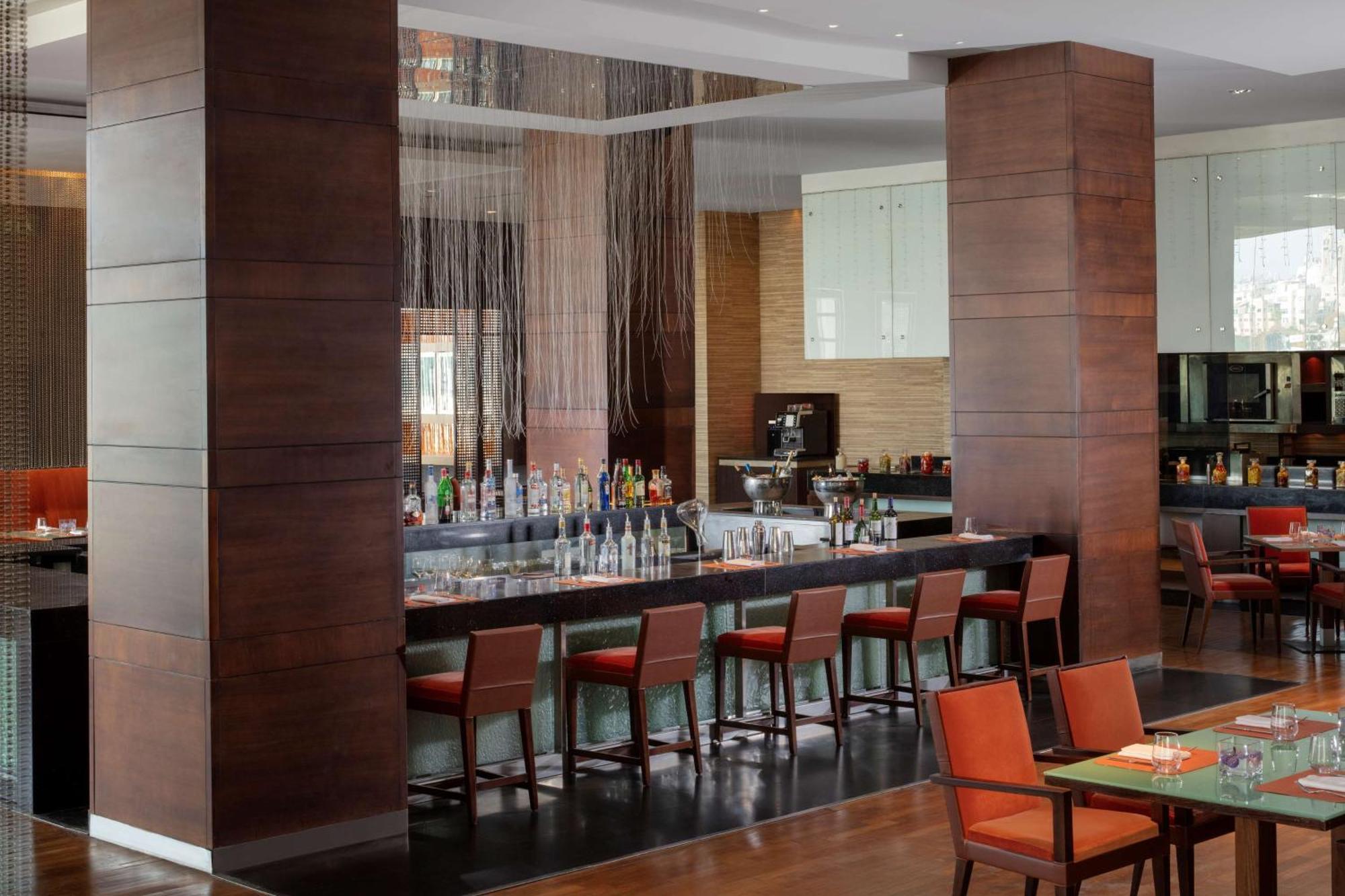 جراند حياة عمان المظهر الخارجي الصورة The bar at the hotel